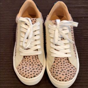 Universal thread sneaker